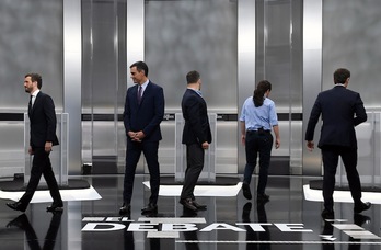 Sánchez, tan despistado en el debate como muestra esta imagen previa. (Pierre Philippe MARCOU | AFP)