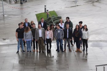 Aitor Esteban, hoy con estudiantes en Leioa. (EAJ-PNV Twitter)