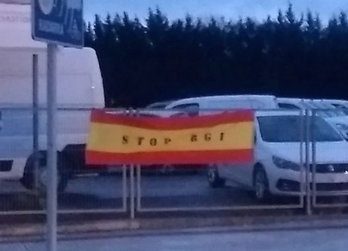 Bandera con el lema «Stop RGI» en Gasteiz. (@otero_mikel)