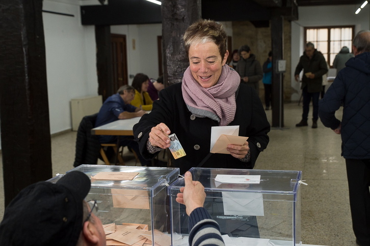 La soberanista de izquierdas Bel Pozueta ha votado en Altsasu. (Iñigo URIZ | FOKU)