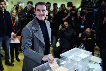 Albert Rivera votando en Pozuelo de Alarcón. (Óscar DEL POZO/AFP)