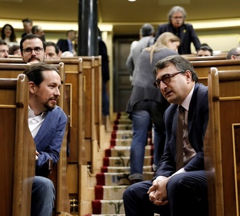 Pablo Iglesias (UP) y Aitor Esteban (PNV), cruzando impresiones en el Congreso. (J. DANAE | FOKU)