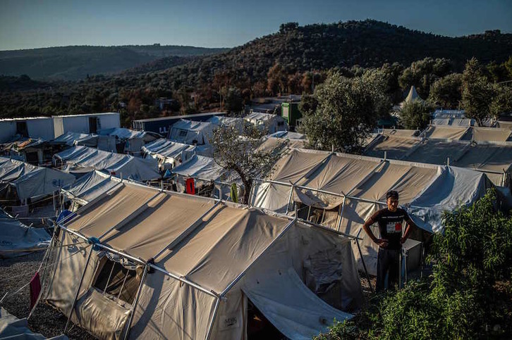 Greziako uharteetako migranteen kanpalekuak gainezka daude. (Angelos TZORTZINIS/AFP)