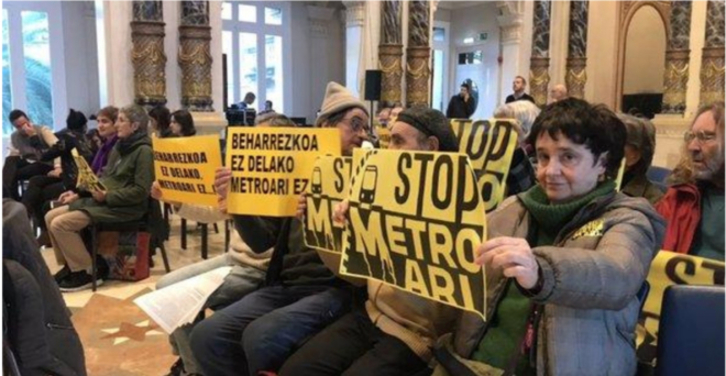 Satorralaia plataformak metroaren kontrako protesta egin du Donostiako Udaletxean (Argazkia: Satorralaia)