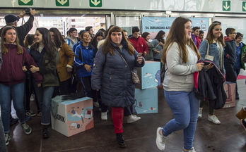 Durangoko Azokako lehen bisitariak, gaur goizean. (Marisol RAMIREZ / FOKU)