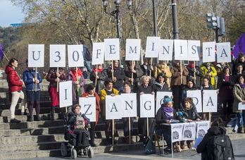 Mugimendu feministak agerraldia egin du Bilbon grebari atxikimendua adierazteko. (Marisol RAMIREZ/FOKU)