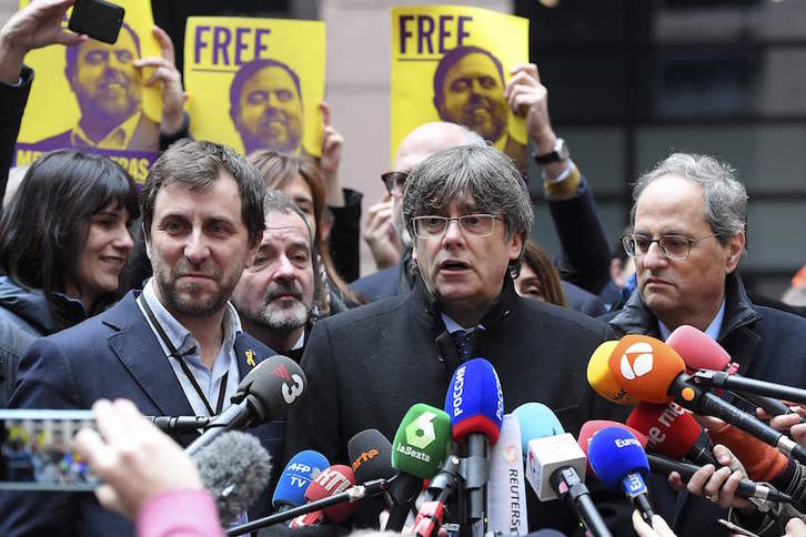Comín, Puigdemont eta Torra, atzo, Europako parlamentuan, Junquerasen argazkiz inguratuta. (Frederick FLORIN/AFP)