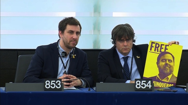 Comín eta Puigdemont, Junquerasen argazki batekin, Europako Parlamentuan. (Carles Puigdemont Twitter)