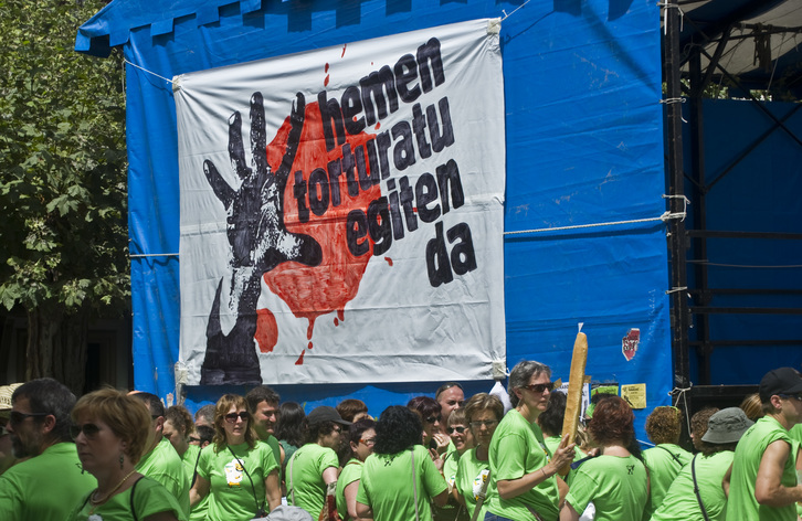 Pancarta contra la tortura en Oiartzun     (Lander FDZ. ARROIABE I FOKU)