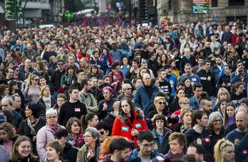 Decenas de miles de manifestantes, este mediodía en Bilbo. (Luis JAUREGIALTZO | FOKU)