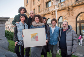 Atx teatroko kideak Ion Insausti zinegotzia eta Norka Chiapuso antzeki eta dantza zuzendariarekin. (Juan Carlos RUIZ /FOKU)