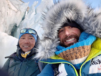 Txikon, con uno de los sherpas que le acompañan. (ALEX TXIKON)