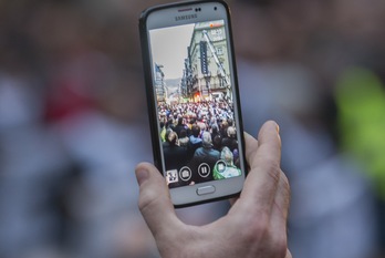 Las llamadas por teléfono a las personas mayores les hacen sentiorse menos solas. (Marisol RAMIREZ/FOKU)