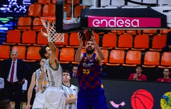 Nikola Mirotic busca la canasta ante un peleón Xabi López-Arostegi. (J. M. CASARES / ACB PHOTO)