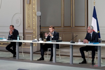 Presidente frantsesa, Emmanuel Macron, eta bere ezkerrean  Edouard Philippe lehen ministroa. (Ludovic MARIN-AFP)