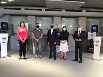 Los candidatos, con mascarilla antes del debate de la Ser. (CADENA SER)