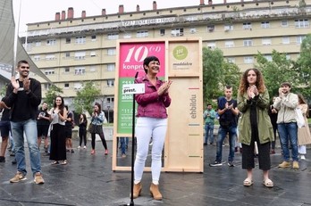 Maddalen Iriarte, gazteez inguratuta, Donostian egindako ekitaldian. (EH BILDU)