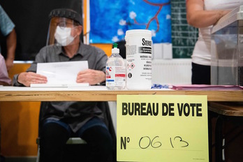 Fotografía captada en un colecio electoral de Marsella. (CLEMENT MAHOUDEAU / AFP)