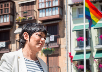 Maddalen Iriarte, con una bandera arcoiris a sus espaldas. (EH BILDU)