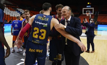 Ivanovic abraza a un exhausto Shengelia tras el triunfo agónico de los gasteiztarras. (M. POZO / ACB PHOTO)