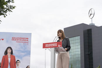 Idoia Mendia frente a la fábrica de Mercedes-Benz. (PSE)