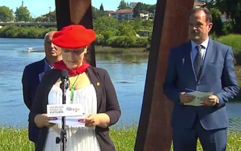 La cabeza de lista por Gipuzkoa Muriel Larrea, ataviada con ropas de San Marcial, en el acto celebrado esta mañana en Irun.