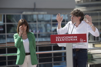 Idoia Mendia mira a Eneko Andueza, hoy en Eibar. (Juan Carlos RUIZ | FOKU)