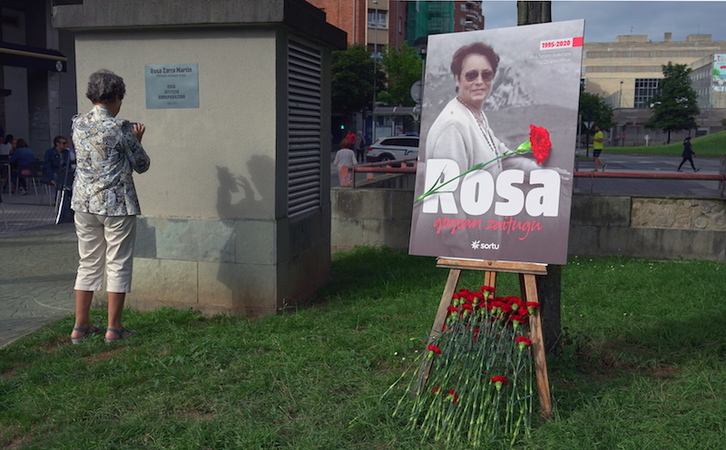 Rosa Zarra gogoan atzo Donostian. (Gotzon ARANBURU / FOKU)