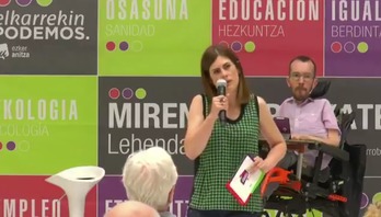 Pilar Garrido con Pablo Echenique detrás, en Gasteiz. (NAIZ)