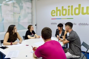 Reunión entre Maddalen Iriate y representantes del Sindicato de Estudiantes. (EH BILDU)