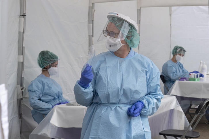 Euren lanak kasik alde batera utzi eta pandemiatik eratorritako lanak ari dira egiten erizainak. (Jon URBE/FOKU)