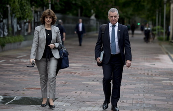 Nekane Murga e Iñigo Urkullu acudiendo juntos al Parlamento     (Raúl BOGAJO I FOKU)