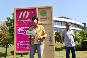 Maddalen Iriarte y Mikel Otero, en el acto de campaña celebrado en miñao. (EH BILDU)