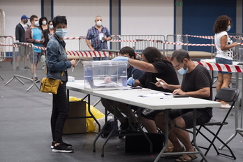 Ezohiko testuinguruan ospatu dira hauteskundeak. Irudian, Hernaniko ilara (Jon URBE / FOKU)