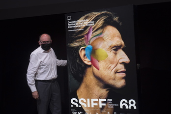 José Luis Rebordinos, director de Zinemaldia, junto al cartel. (Juan Carlos RUIZ/FOKU)