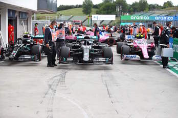 Los monoplazas de Hamilton, Bottas y Stroll. (Mark THOMPSON/AFP)