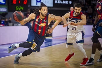 Pierriá Henry corre con el balón en un partido de Liga. (Jaizki FONTANEDA/FOKU)