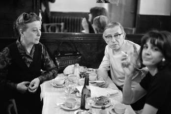 Gisèle Halimi, a la derecha, comparte mesa con Simone de Beauvoir y Jean-Paul Sartre en 1971, en un café parisino. (Archives AFP)