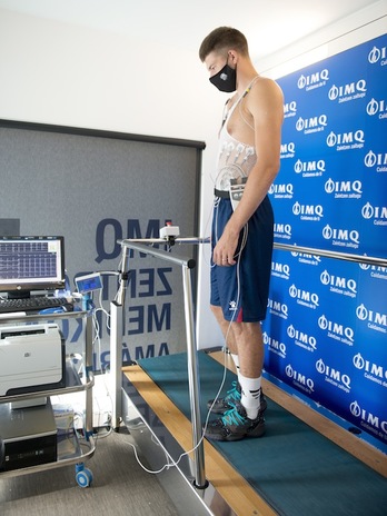 El lituano Rokas Giedraitis, uno de los fichajes del Baskonia, pasando el preceptivo control médico. (Raúl BOGAJO / FOKU)