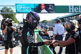 Hamilton celebrando su pole número 94 (Jennifer LORENZINI / AFP)