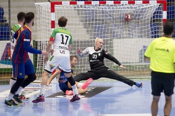 Patrick Bols ha vivido un suplicio con las contras del Barça, hasta que se ha entonado en la segunda mitad. (Iñigo URIZ / FOKU)