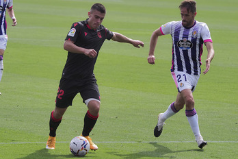Barrenetxea se dispone a lanzar ante un rival del Valladolid. (AGENCIA LOF)