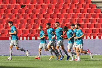 Dani García, en el centro, durante el calentamiento con los titulares en Granada. (@AthleticClub)