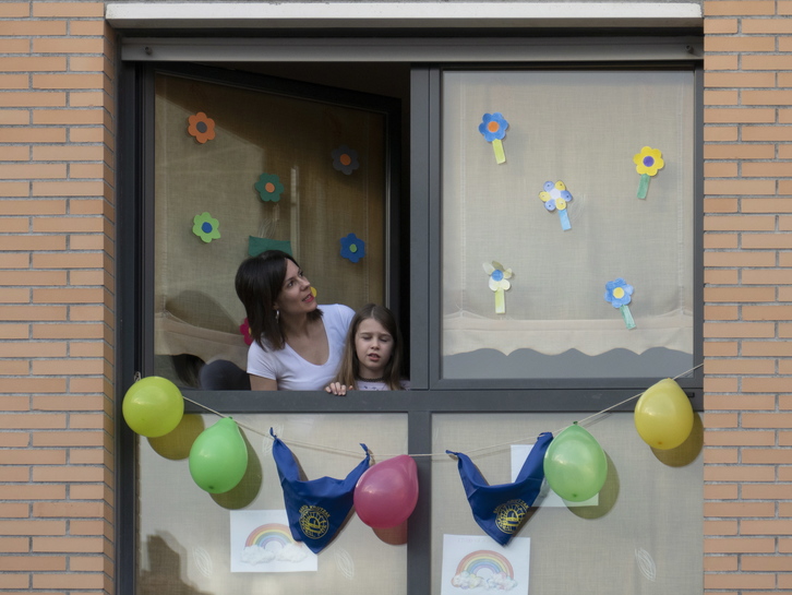 Ama eta alaba bat etxeko leihoan lehen agerraldiko konfinamenduan, Andoainen. (Jon URBE / FOKU)