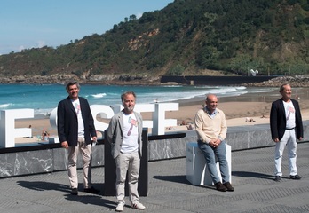 El director Antonio Méndez Esparza junto al equipo de producción de ‘Courtroom3H’. (Juan Carlos RUIZ I FOKU)