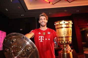 Javi Martínez posa con los trofeos de Liga y Copa. (@FCBayernES)
