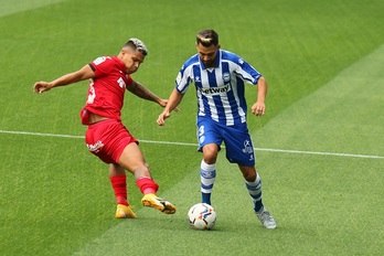 Ruben Duarte, Cucho Hernandezengandik ihes egin nahian. (LA OTRA FOTO)