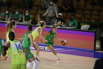 Mendizorrotza ha vuelto a ver un partido de Liga Femenina, y con triunfo de Araski. (Endika PORTILLO / FOKU)