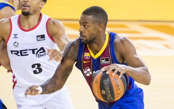 Cory Higgins, una de las pesadillas que ha debido padecer Bilbao Basket, desarbola a Jaylon Brown. (V. SALGADO / ACB PHOTO)