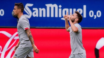 Dani García ante Recio en el derbi de Ipurua. (@AthleticClub)